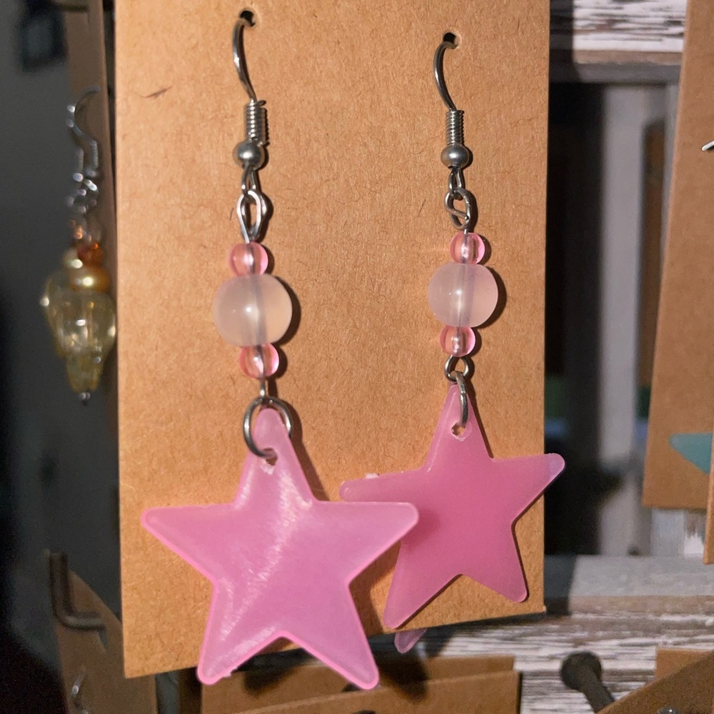 I’m a Star earrings in pink!